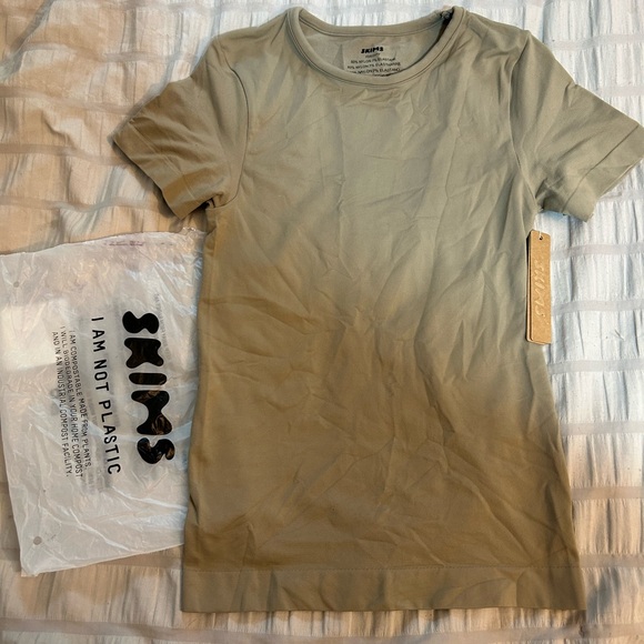 NWT SKIMS Soft Smoothing T Shirt in Desert - Picture 4 of 8